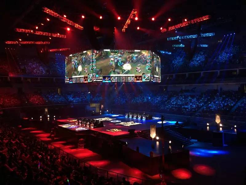 豪华！英雄联盟全球总决赛奖杯由知名品牌蒂芙尼重新塑造