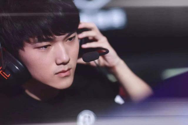 Team WE 正式发布了人员变动公告： Tianzhen 玩家断线