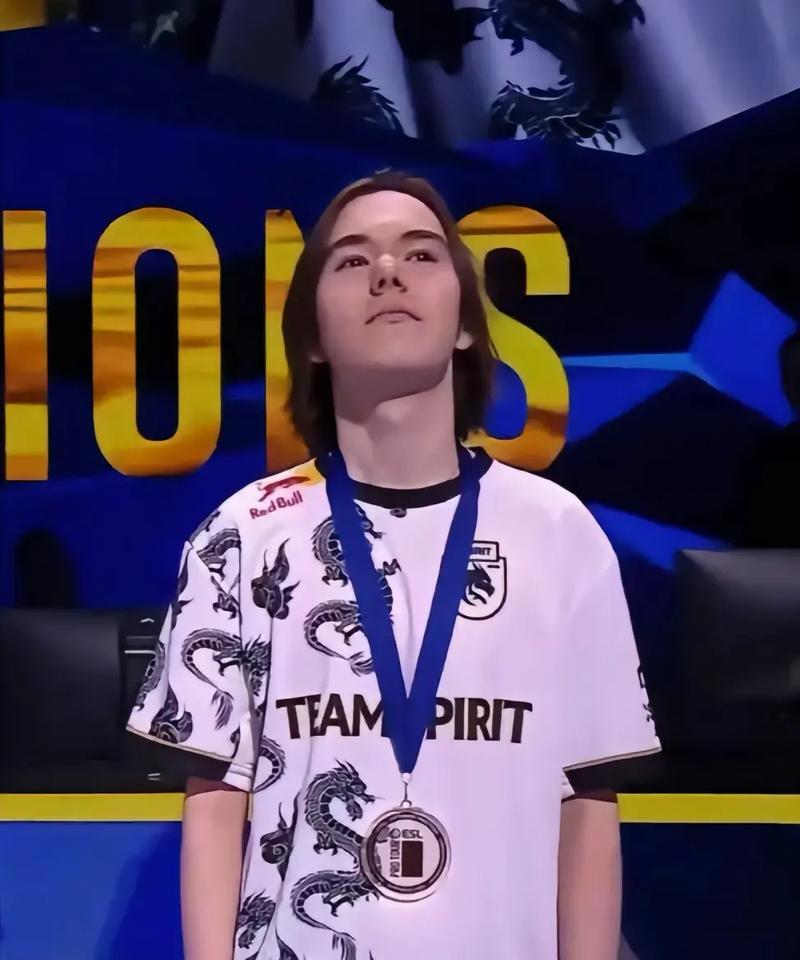 斯库特维克托的辉煌进化造成了爆炸性伤害。老贼和飞机无敌。 JD Gaming 击败了皇家蓝队