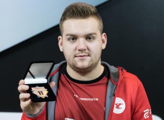 LPL 春季总决赛开幕式：灯光／虚拟现实顶级氛围， bin 登台表演咏春拳